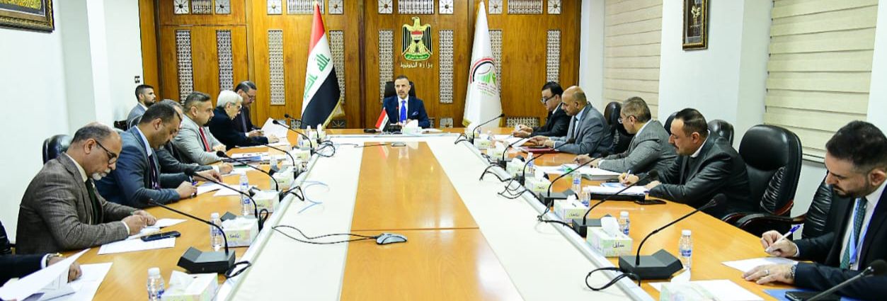 You are currently viewing نائب رئيس مجلس الوزراء، وزير التخطيط، يرأس اجتماعا موسعا، للجنة المعنية بمعالجة مشاريع المستشفيات المتوقفة والمتلكئة