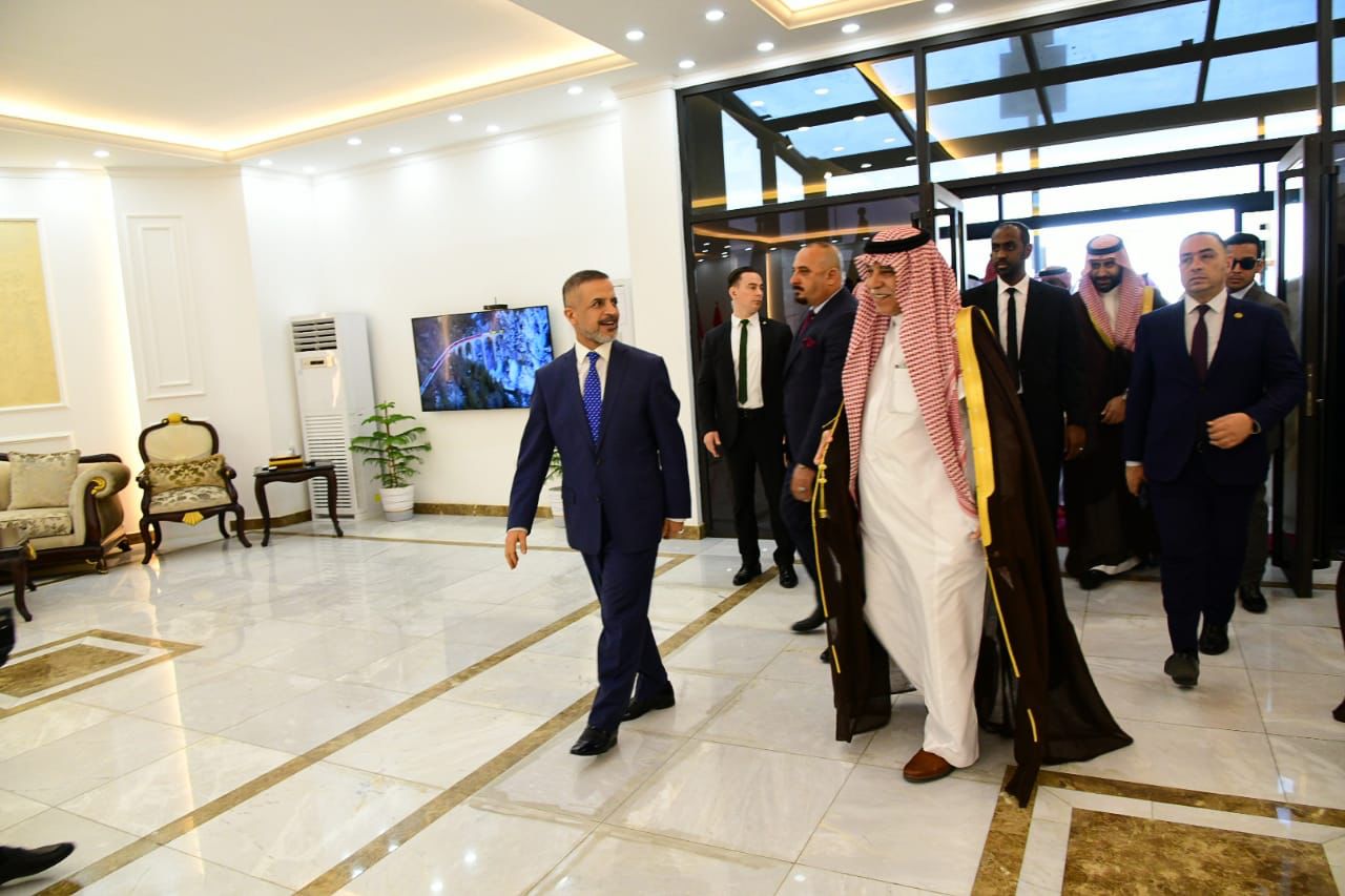 You are currently viewing نائب رئيس مجلس الوزراء، وزير التخطيط يستقبل وزير التجارة في المملكة العربية السعودية
