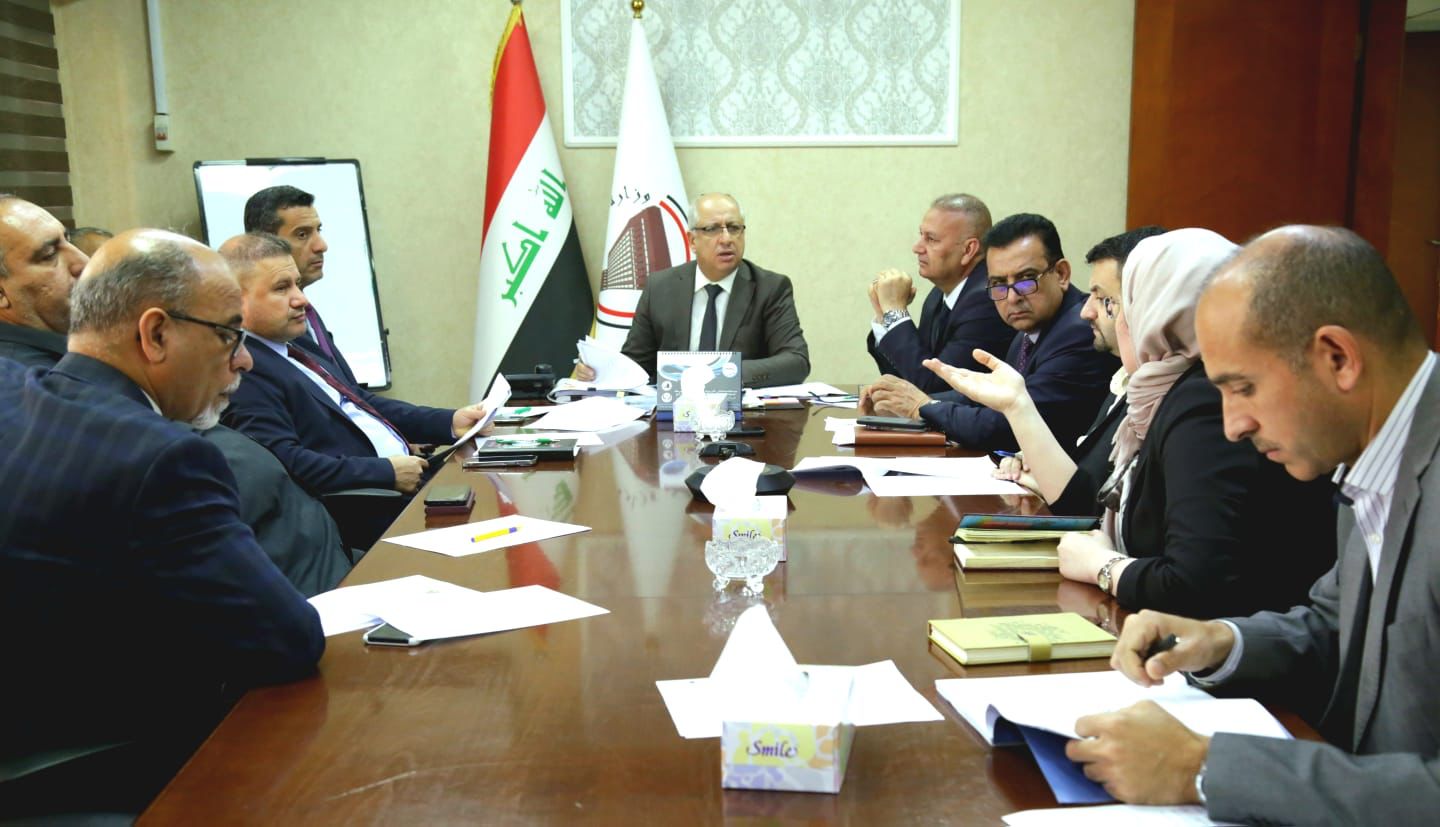 You are currently viewing وزارة التخطيط، تبحث وضع الحلول لمعالجة المشكلات التي تواجه اكمال مشروع المجمع السكني بمدينة الصدر