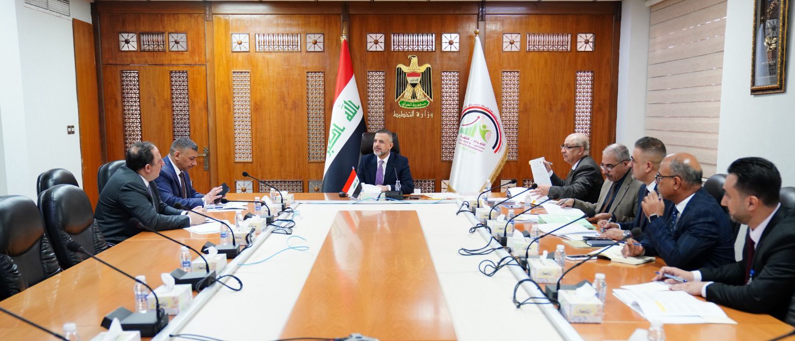 You are currently viewing نائب رئيس مجلس الوزراء، وزير التخطيط يترأس اجتماعا للجنة معالجة مشاريع المستشفيات والمدارس والماء والمجاري، المتلكئة