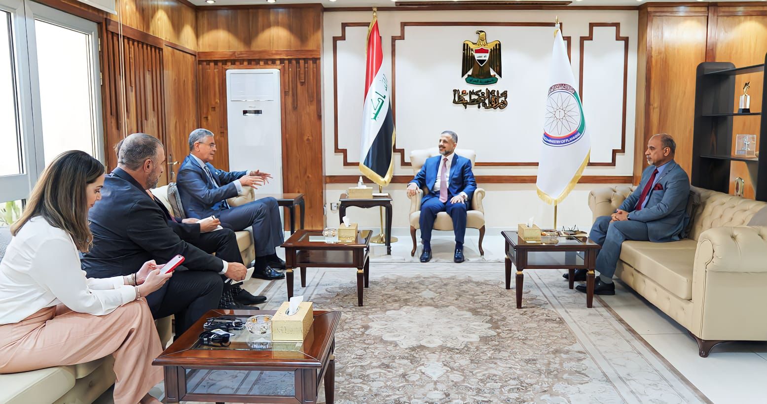 You are currently viewing نائب رئيس مجلس الوزراء، وزير التخطيط، يستقبل نائب رئيس البنك الدولي، ويبحثان آليات التعاون في مجال دعم العراق تنمويا وتقنيا وتسريع وتيرة انجاز مشاريع الصندوق الاجتماعي للتنمية