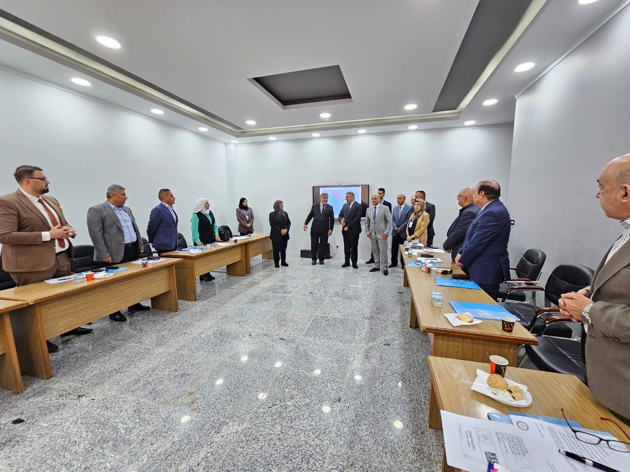 You are currently viewing مستشار رئيس مجلس الوزراء يطلّع ميدانيا عن سير الخطة التدريبية الخاصة بالمديرين العامين