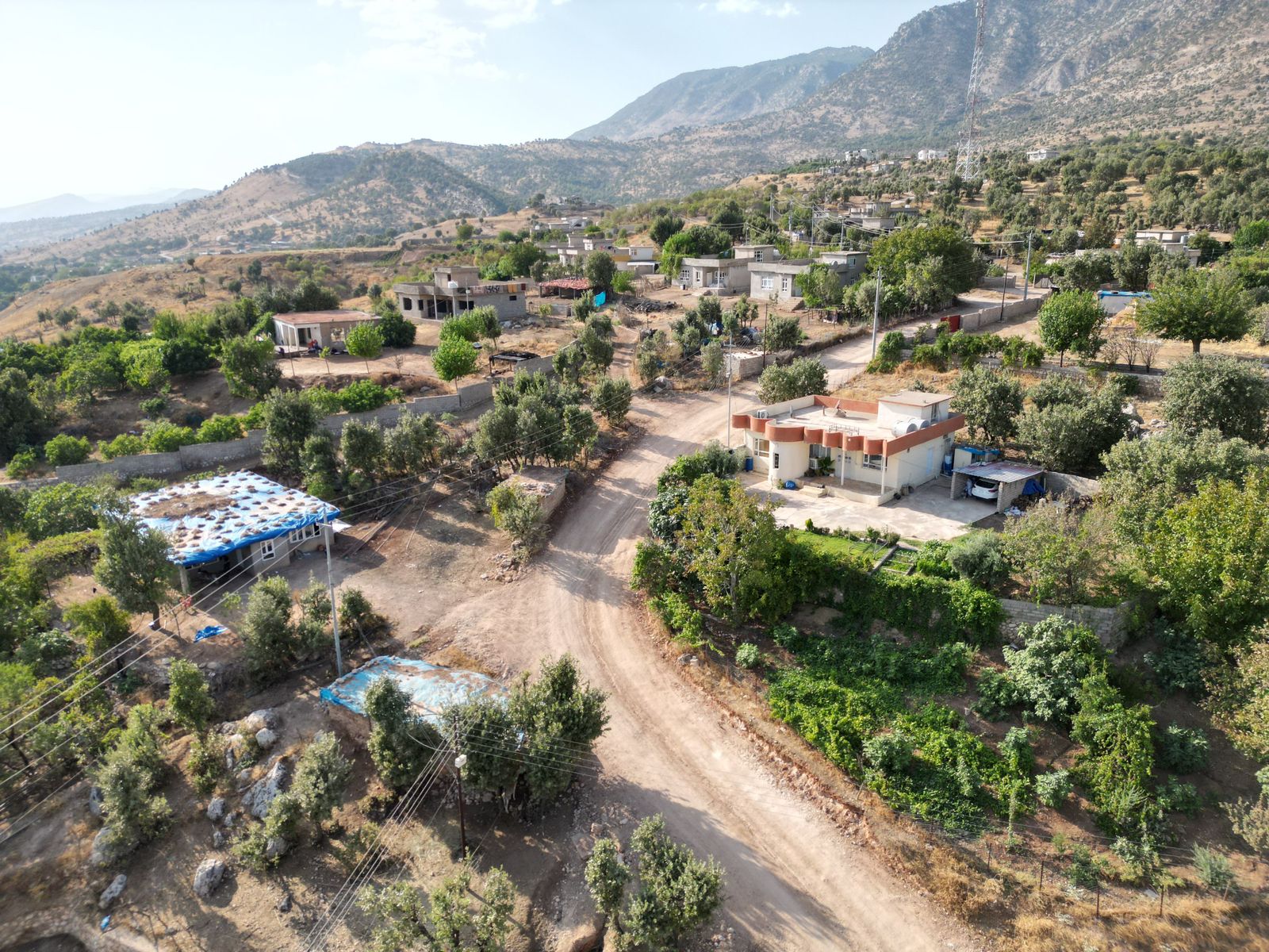 You are currently viewing فريق من الصندوق الاجتماعي للتنمية يصل الى محافظة دهوك لمتابعة انجاز المشاريع الخدمية التي ينفذها الصندوق في قرى المحافظة