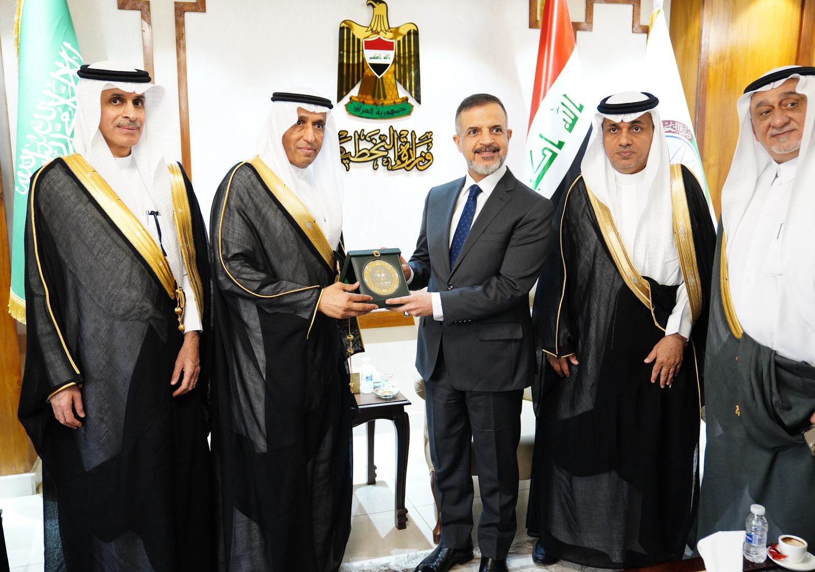 You are currently viewing نائب رئيس مجلس الوزراء، وزير التخطيط، يستقبل رئيس لجنة الصداقة العراقية- السعودية، في مجلس شورى المملكة والوفد المرافق له
