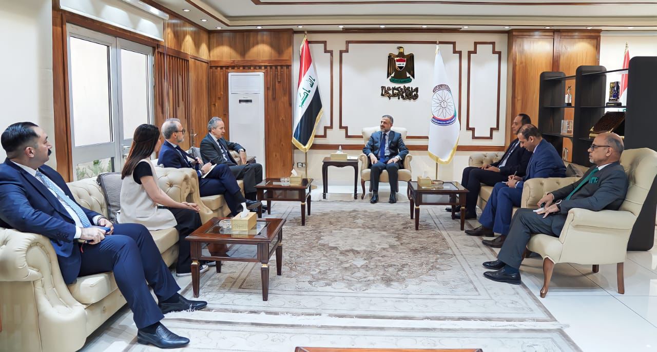You are currently viewing نائب رئيس مجلس الوزراء، وزير التخطيط، يلتقي السفير الاسباني، ويبحثان ملفات التعاون المشترك في مجال الزراعة والطاقة والنقل وتنفيذ مشروع طريق التنمية