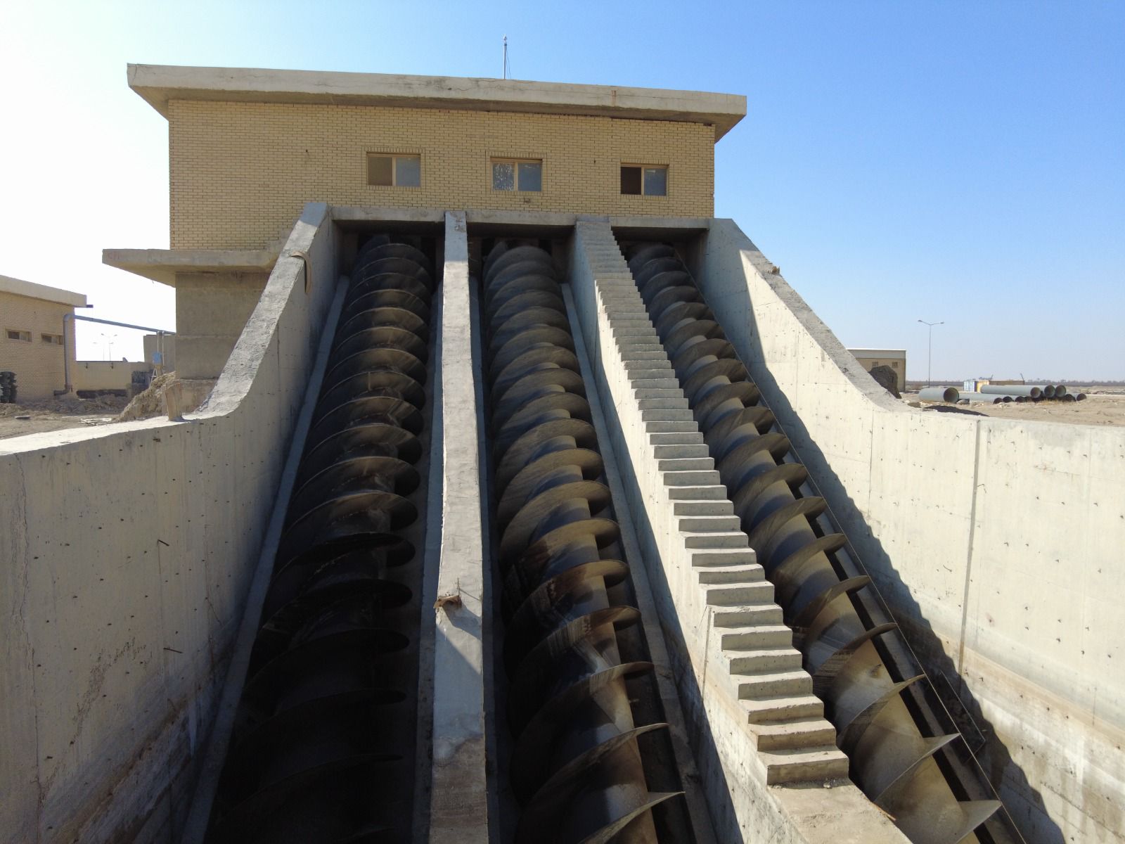 You are currently viewing وزارة التخطيط تتابع ميدانيا مشروع سير العمل للمرحلة الثانية في محطة معالجة لمياه المجاري في محافظة النجف الاشرف