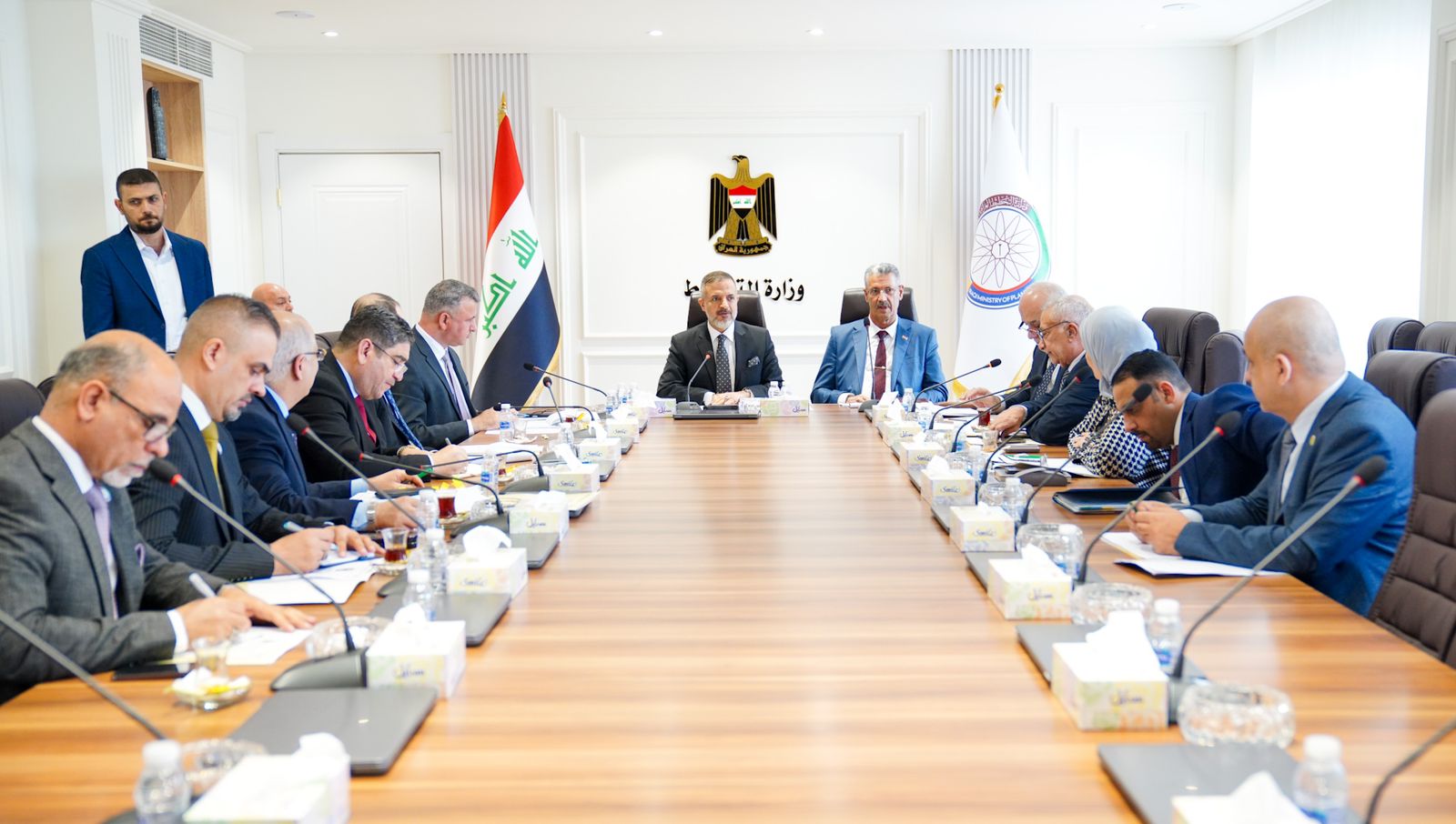 You are currently viewing نائبا رئيس مجلس الوزراء، وزيرا التخطيط والنفط، يبحثان خلال اجتماع مشترك، المشاريع النفطية الاستراتيجية، واليات تمويلها