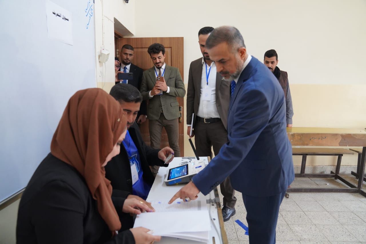 You are currently viewing نائب رئيس مجلس الوزراء/ وزير التخطيط، يُدلي بصوته، في انتخابات مجالس المحافظات