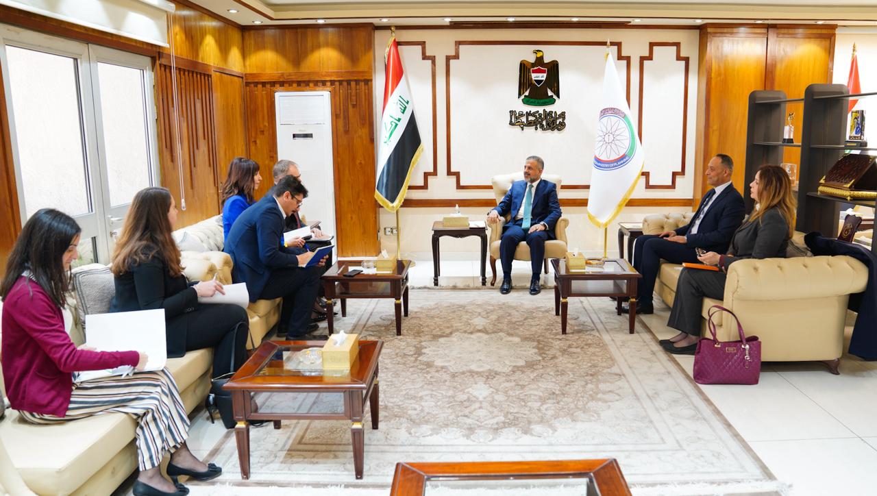 You are currently viewing نائب رئيس مجلس الوزراء، وزير التخطيط، يستقبل السفير الايطالي، ويبحثان اليات التعاون المشترك بين البلدين