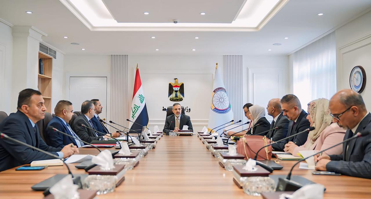 You are currently viewing نائب رئيس مجلس الوزراء- وزير التخطيط، يترأس اجتماعا موسعا لمتابعة تنفيذ الاجراءات الخاصة بمعالجة مشكلات المستشفيات المتلكئة