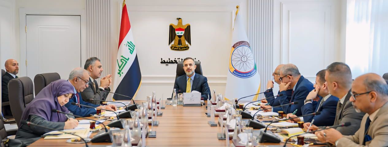 You are currently viewing نائب رئيس مجلس الوزراء- وزير التخطيط، يترأس اجتماعا لبحث اليات تمويل وتنفيذ مشروع طريق التنمية