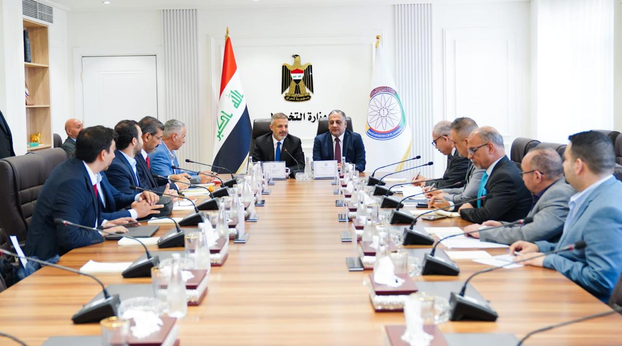 You are currently viewing نائب رئيس مجلس الوزراء- وزير التخطيط، يلتقي وزير الشباب والرياضة، ويبحثان واقع مشاريع الوزارة المستمرة والمتلكئة والمتوقفة في عموم العراق