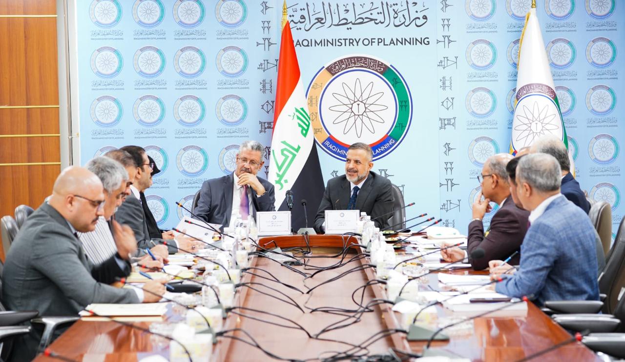 You are currently viewing نائب رئيس مجلس الوزراء- وزير التخطيط يترأس اجتماعا مشتركا لوزارتي النفط والمالية حول تحديد الية ضريبية للمنتجات النفطية