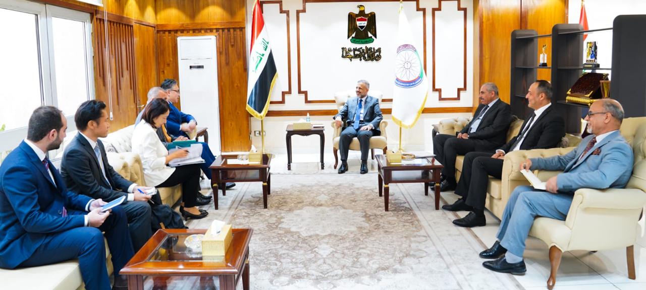 You are currently viewing نائب رئيس مجلس الوزراء – وزير التخطيط، يلتقي السفير الياباني لدى العراق، ويبحثان تعزيز التعاون المشترك بين البلدين