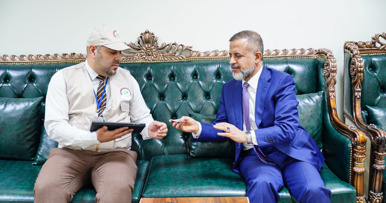 You are currently viewing نائب رئيس مجلس الوزراء- وزير التخطيط، الدكتور محمد علي تميم يدلي ببياناته وبيانات اسرته للتعداد السكاني