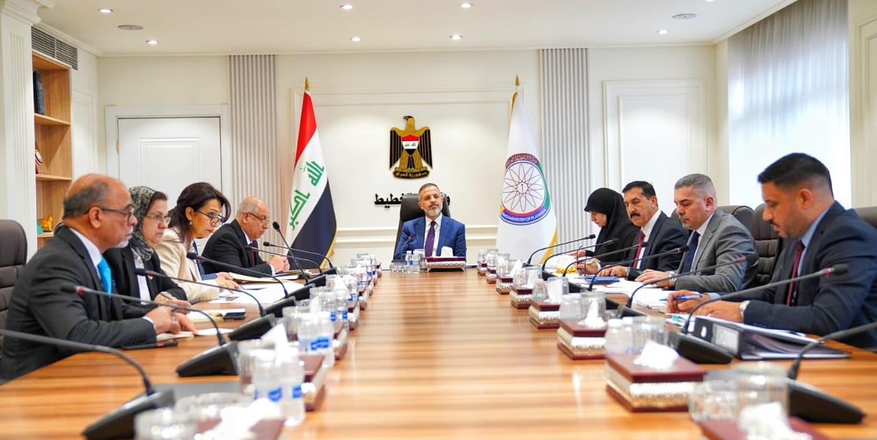 You are currently viewing نائب رئيس مجلس الوزراء- وزير التخطيط، يترأس اجتماعا للجنة المراجعة والمصادقة على العقود في الوزارة،