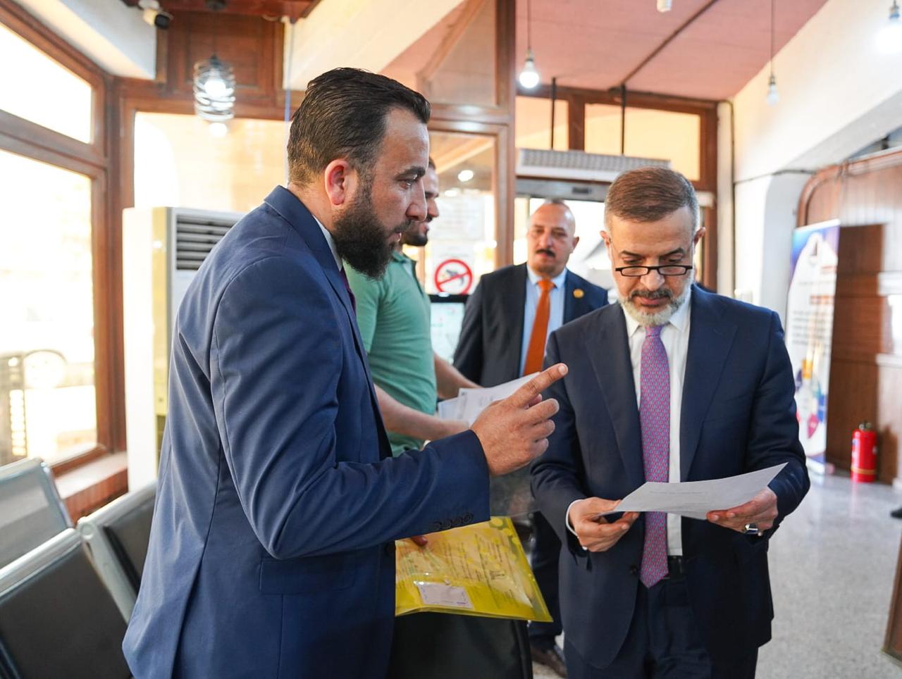 You are currently viewing نائب رئيس مجلس الوزراء- وزير التخطيط، يُجري زيارة تفقدية لاستعلامات الوزارة الالكترونية ويلتقي عددا من المراجعين، ويوجه بانجاز قضاياهم