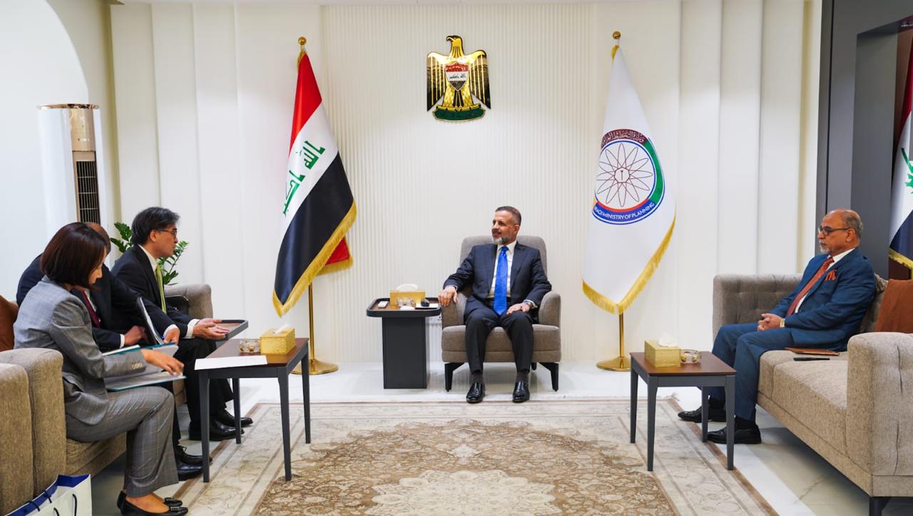 You are currently viewing نائب رئيس مجلس الوزراء- وزير التخطيط، يستقبل السفير الياباني، ويبحثان افاق التعاون المشترك في مجال تنفيذ مشاريع الطاقة والسكك الحديد، والماء والصرف الصحي والطرق