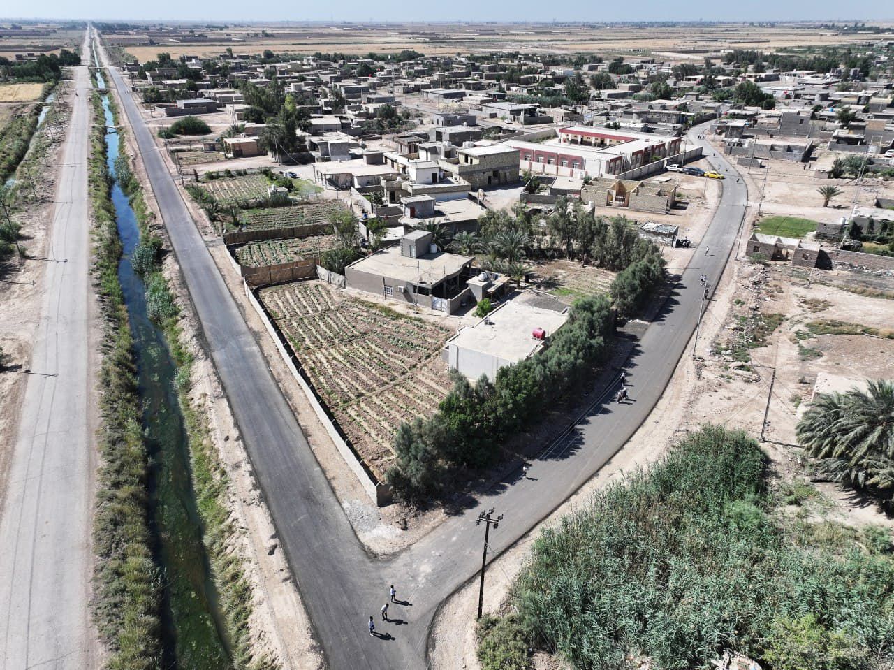 You are currently viewing وزارة التخطيط تتابع ميدانيا مراحل عمل مشاريع تنفيذ الطرق في عدد من القرى بمحافظة واسط