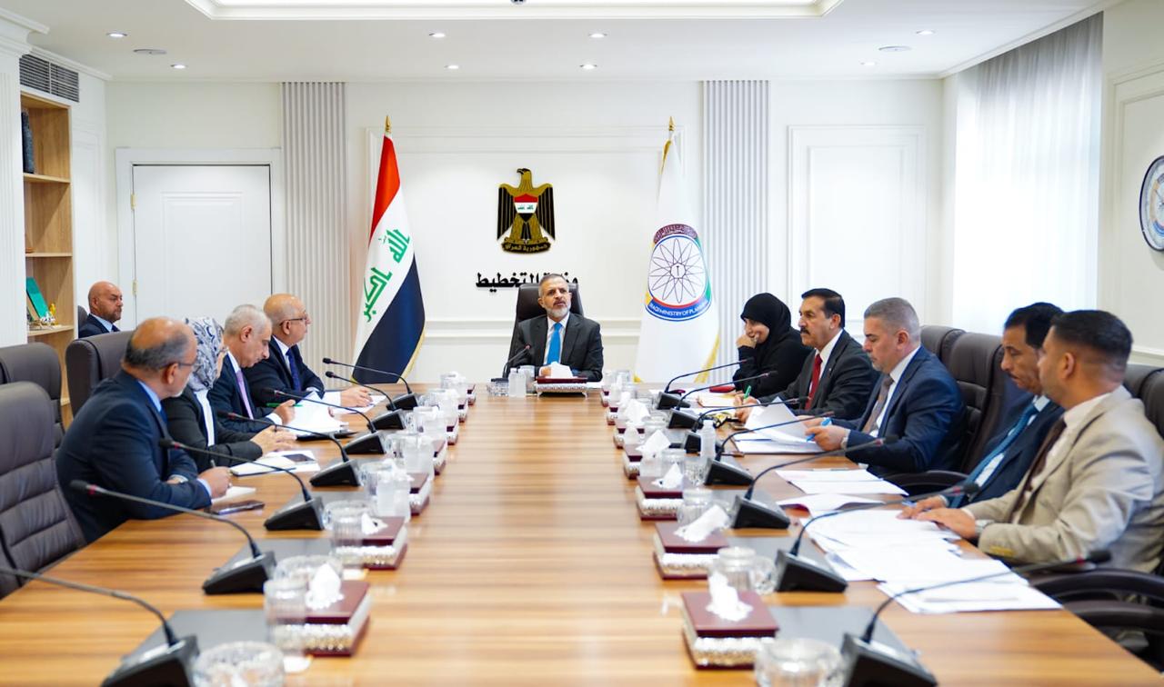 You are currently viewing نائب رئيس مجلس الوزراء–وزير التخطيط يتابع إجراءات إصدار تعليمات تنفيذ العقود الحكومية
