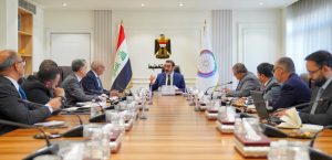 وزير الصناعة والمعادن- وزير التخطيط وكالة يترأس اجتماعا حكوميا لتطوير الأداء وتحسين الإنتاج في قطاعي النفط والنقل